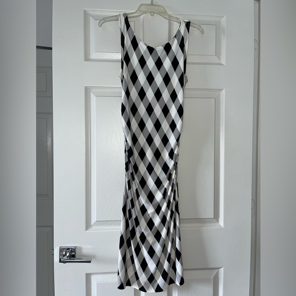Normakamali black and white dress ruched in back and sides. Sleeveless Size M - Picture 4 of 10